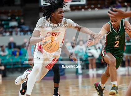 Thumbnail 3 in Denver East vs Smoky Hill ( CHSAA 6A Great 8) photogallery.