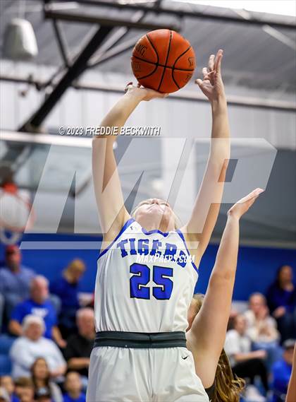 Thumbnail 3 in Howe @ Gunter photogallery.
