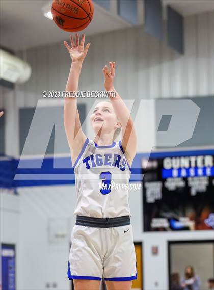 Thumbnail 3 in Howe @ Gunter photogallery.