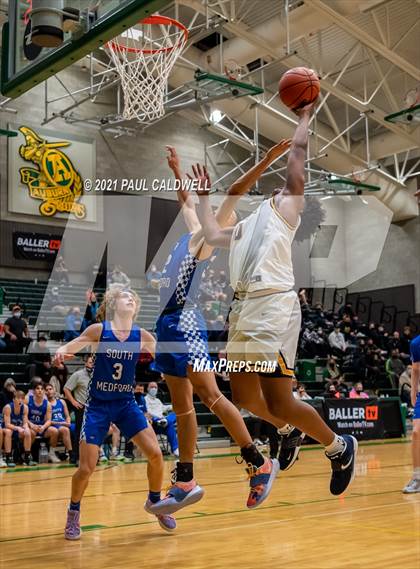 Thumbnail 1 in Winter Haven vs. South Medford (Hardwood Invite 2nd Round) photogallery.