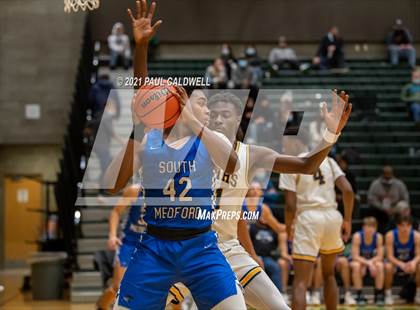 Thumbnail 1 in Winter Haven vs. South Medford (Hardwood Invite 2nd Round) photogallery.