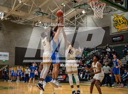 Thumbnail 2 in Winter Haven vs. South Medford (Hardwood Invite 2nd Round) photogallery.