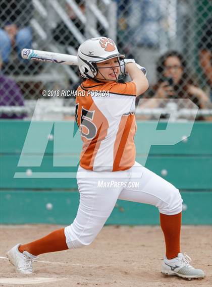 Thumbnail 2 in El Diamante vs. Selma photogallery.