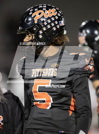 Thumbnail 3 in De La Salle vs. Pittsburg (CIF NCS Open Final) photogallery.