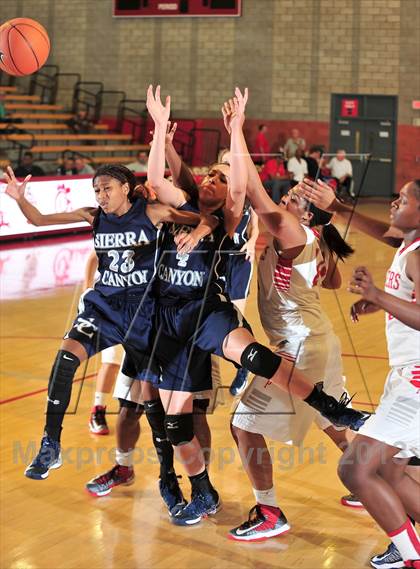 Thumbnail 2 in St. Mary's vs. Sierra Canyon (Nike Extravaganza) photogallery.