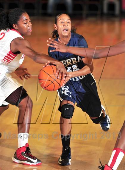 Thumbnail 3 in St. Mary's vs. Sierra Canyon (Nike Extravaganza) photogallery.