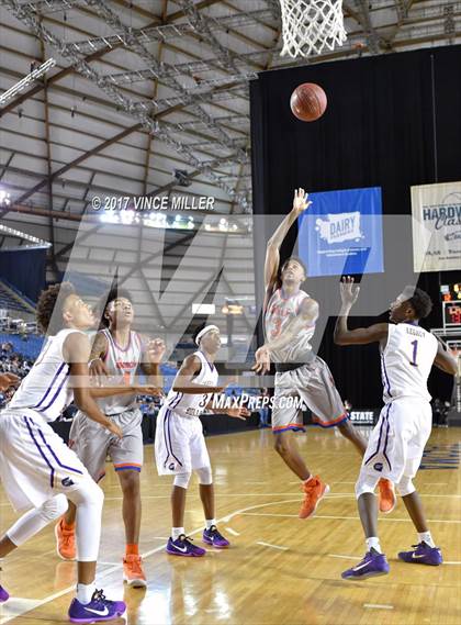 Thumbnail 2 in Garfield vs. Rainier Beach (WIAA 3A Quarterfinal)  photogallery.