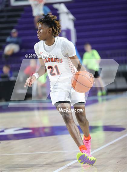 Thumbnail 1 in Whitney Young vs Scotlandville (City of Palms Classic) photogallery.