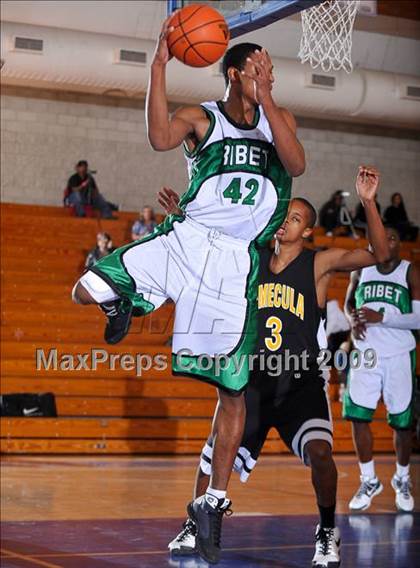Thumbnail 2 in Ribet Academy vs Temecula Valley (MaxPreps Holiday Classic) photogallery.