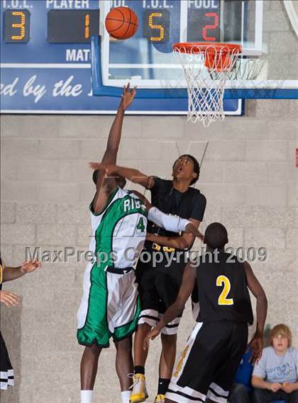 Thumbnail 2 in Ribet Academy vs Temecula Valley (MaxPreps Holiday Classic) photogallery.