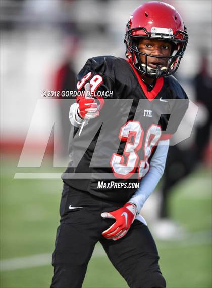 Thumbnail 3 in Cedar Hill (White) vs Mansfield (Black) photogallery.