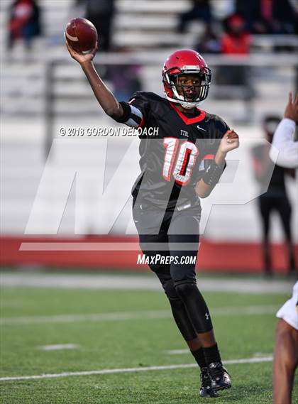 Thumbnail 3 in Cedar Hill (White) vs Mansfield (Black) photogallery.