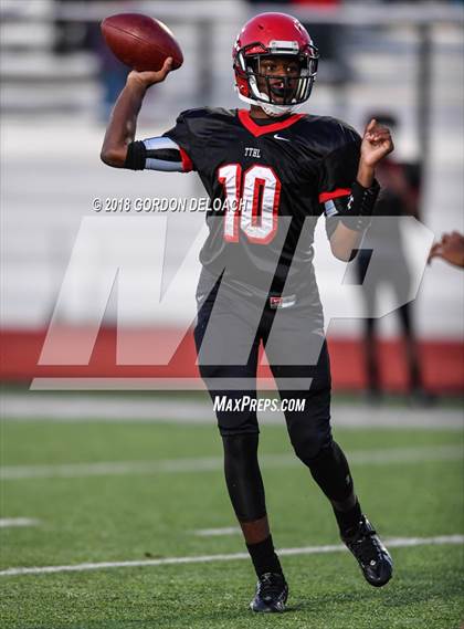 Thumbnail 2 in Cedar Hill (White) vs Mansfield (Black) photogallery.