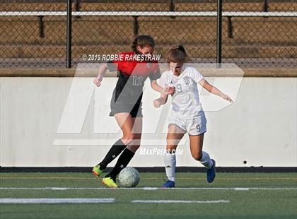 Thumbnail 1 in Melissa vs. Paris (UIL 4A Region II Semi-Final) photogallery.