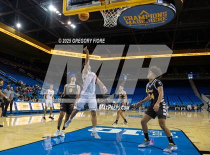 Thumbnail 1 in Crespi vs. Mater Dei photogallery.