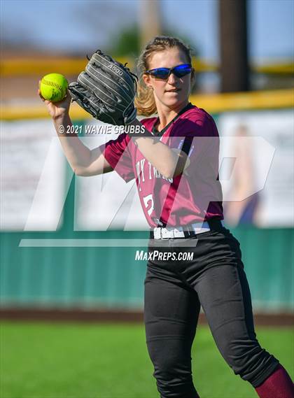 Thumbnail 3 in Hughes Springs vs. Troup (UIL 3A Area Playoff) photogallery.