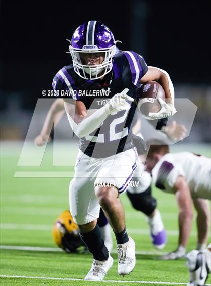 Thumbnail 2 in Bells vs. Jacksboro (UIL 3A DII Area Playoff) photogallery.