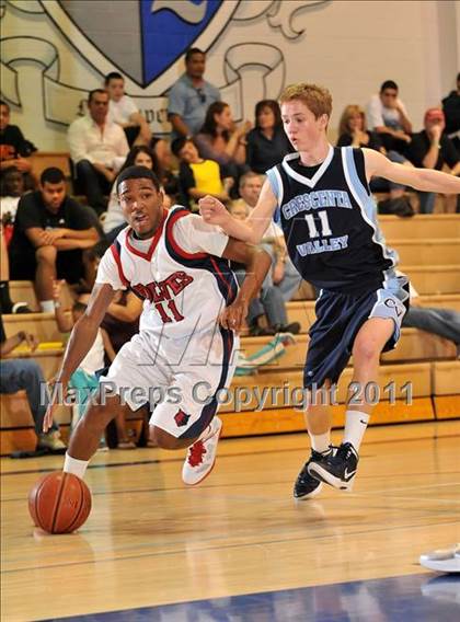 Thumbnail 2 in Crescenta Valley vs. King (MaxPreps Holiday Classic) photogallery.
