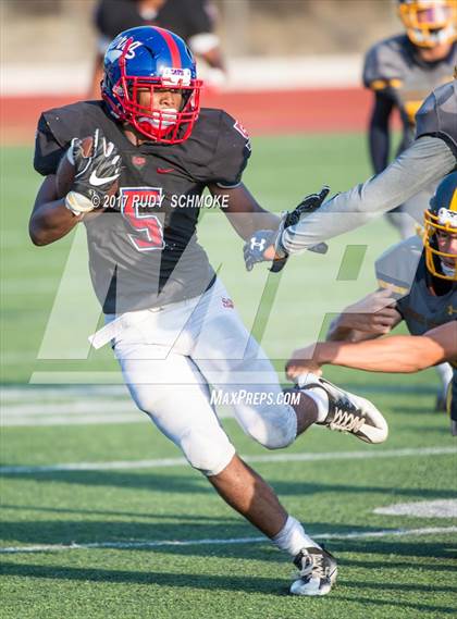 Thumbnail 2 in Serra vs. Punahou (Honor Bowl) photogallery.
