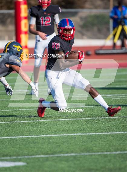 Thumbnail 1 in Serra vs. Punahou (Honor Bowl) photogallery.