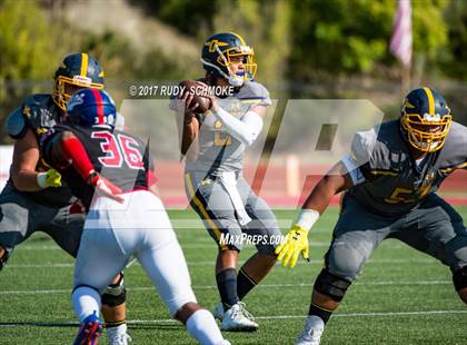 Thumbnail 2 in Serra vs. Punahou (Honor Bowl) photogallery.