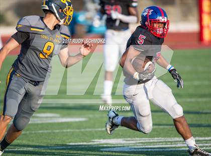 Thumbnail 2 in Serra vs. Punahou (Honor Bowl) photogallery.
