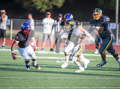 Thumbnail 2 in Serra vs. Punahou (Honor Bowl) photogallery.