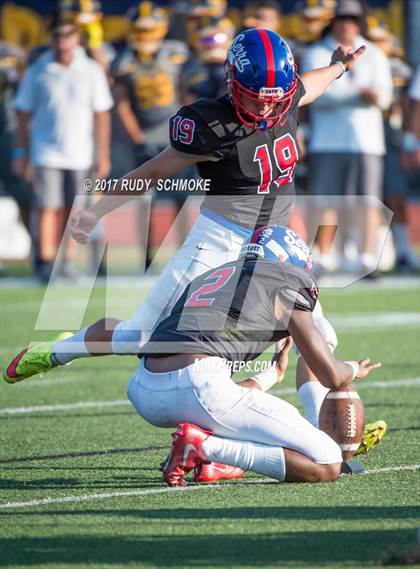 Thumbnail 2 in Serra vs. Punahou (Honor Bowl) photogallery.