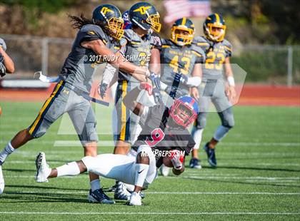 Thumbnail 2 in Serra vs. Punahou (Honor Bowl) photogallery.