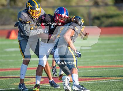 Thumbnail 2 in Serra vs. Punahou (Honor Bowl) photogallery.