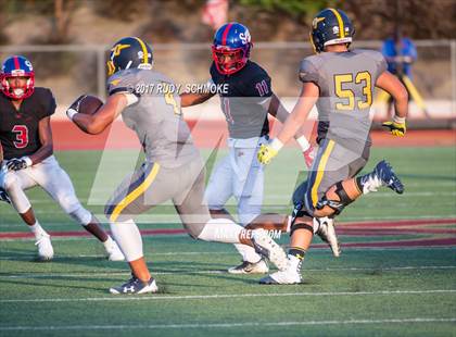 Thumbnail 2 in Serra vs. Punahou (Honor Bowl) photogallery.
