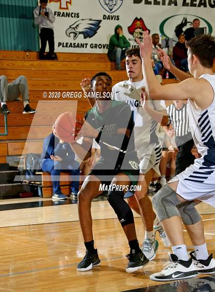 Thumbnail 2 in Pleasant Valley vs Monterey Trail (Adidas Challenge) photogallery.
