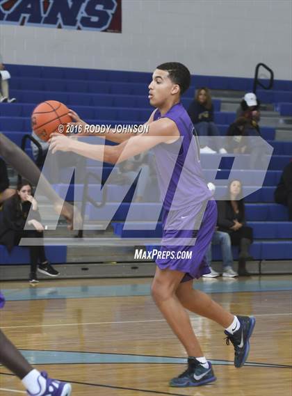 Thumbnail 2 in McKinney vs. Angleton (McDonald's Texas Invitational) photogallery.