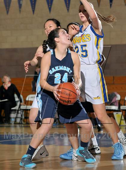 Thumbnail 3 in Oakmont vs. Sacramento Waldorf (Chavez Christmas Classic) photogallery.