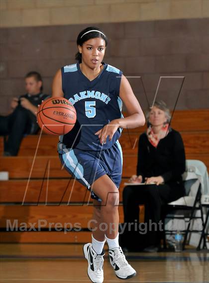 Thumbnail 2 in Oakmont vs. Sacramento Waldorf (Chavez Christmas Classic) photogallery.