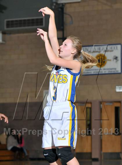 Thumbnail 2 in Oakmont vs. Sacramento Waldorf (Chavez Christmas Classic) photogallery.