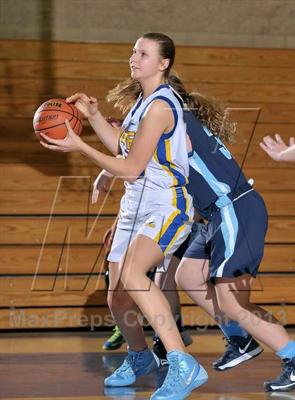 Thumbnail 1 in Oakmont vs. Sacramento Waldorf (Chavez Christmas Classic) photogallery.