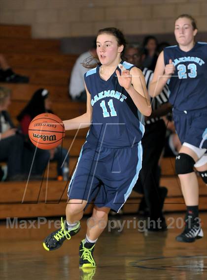 Thumbnail 2 in Oakmont vs. Sacramento Waldorf (Chavez Christmas Classic) photogallery.