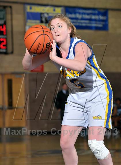 Thumbnail 2 in Oakmont vs. Sacramento Waldorf (Chavez Christmas Classic) photogallery.