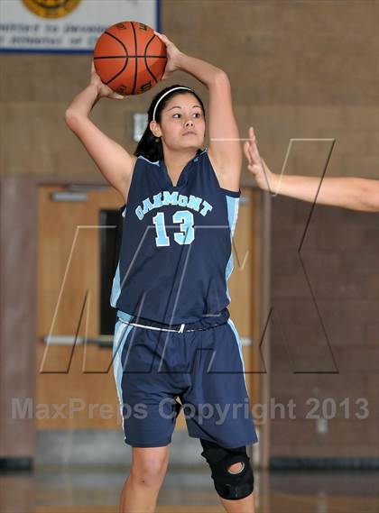 Thumbnail 2 in Oakmont vs. Sacramento Waldorf (Chavez Christmas Classic) photogallery.