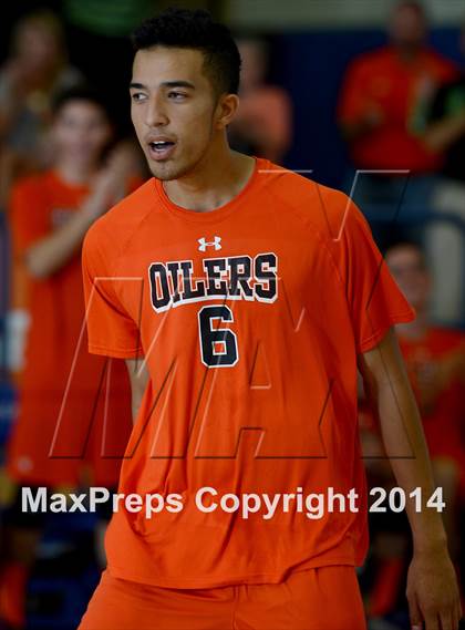 Thumbnail 1 in Huntington Beach vs. Loyola (CIF SoCal D1 Regional Final) photogallery.
