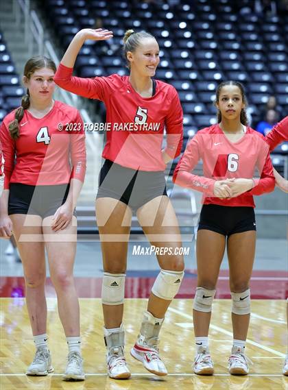 Thumbnail 3 in Columbus vs. Gunter (UIL 3A Volleyball Semifinal) photogallery.