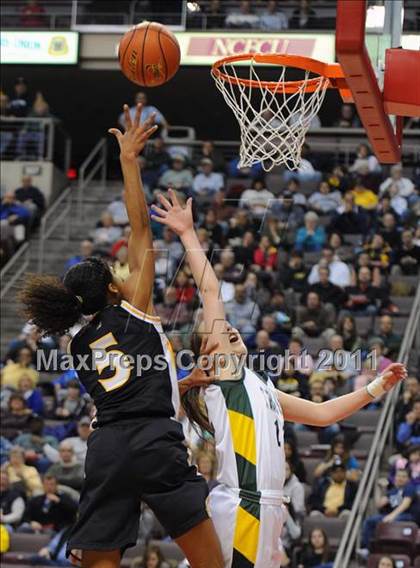 Thumbnail 3 in Delone Catholic vs. York Catholic (D3 Class AA Final) photogallery.