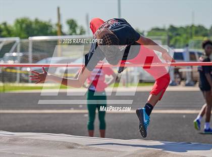 Thumbnail 3 in UIL 6A Track & Field Area 21&22 (High Jump) photogallery.
