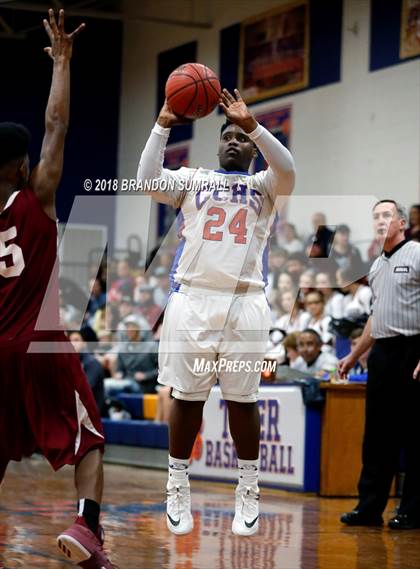 Thumbnail 3 in Chilton County vs Maplesville (Chilton County Tournament) photogallery.