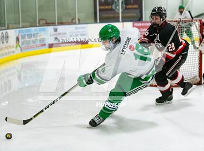 Thumbnail 2 in New Trier (Green) vs Benet Academy photogallery.
