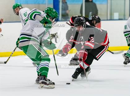Thumbnail 2 in New Trier (Green) vs Benet Academy photogallery.