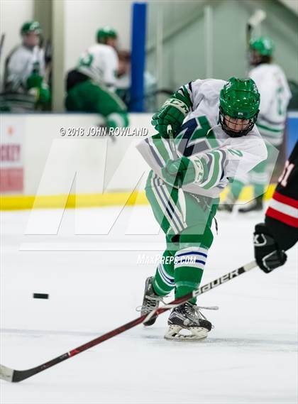 Thumbnail 2 in New Trier (Green) vs Benet Academy photogallery.