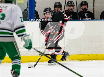 Thumbnail 3 in New Trier (Green) vs Benet Academy photogallery.