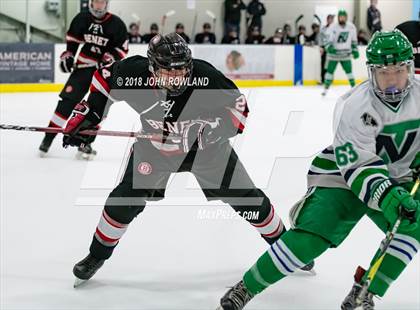 Thumbnail 2 in New Trier (Green) vs Benet Academy photogallery.